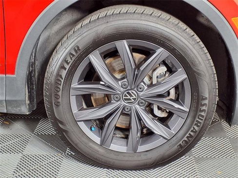 Used 2022 Volkswagen Tiguan SE image 32