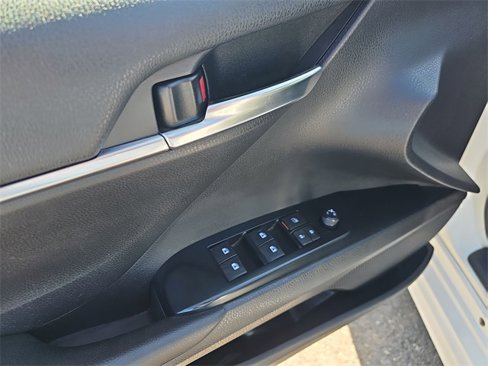 Used 2020 Toyota Camry SE image 21