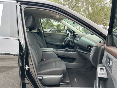 Used 2023 Nissan Rogue S image 32