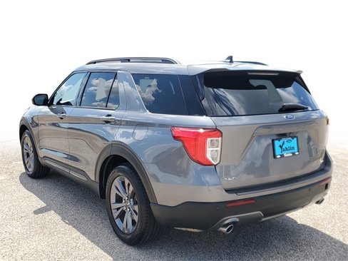 Used 2022 Ford Explorer XLT w/ Equipment Group 202A image 3