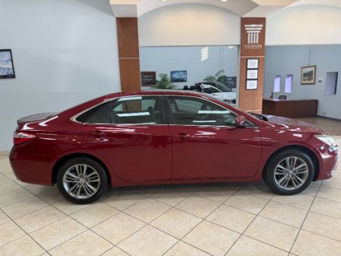 Used 2016 Toyota Camry SE image 1