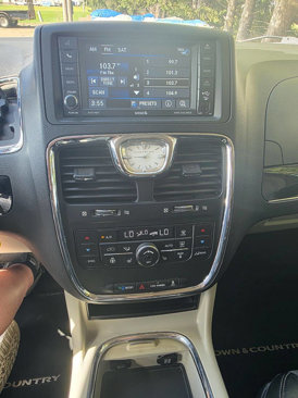 Used 2016 Chrysler Town & Country Limited image 15