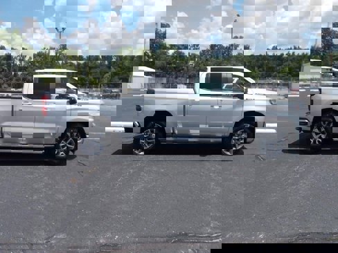 Used 2022 Chevrolet Silverado 1500 RST image 2