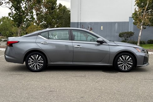 Used 2023 Nissan Altima 2.5 SV image 3