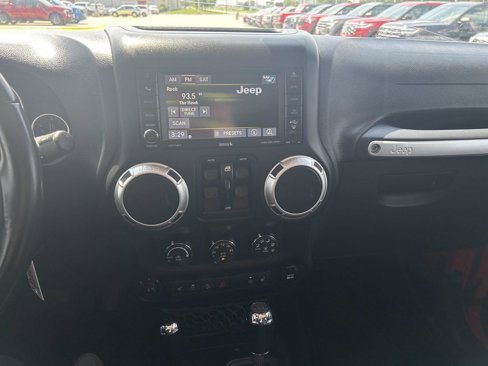 Used 2015 Jeep Wrangler Unlimited Sahara w/ Connectivity Group image 15