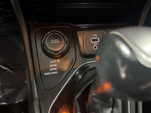 Used 2019 Jeep Cherokee Limited w/ Luxury Group image 33