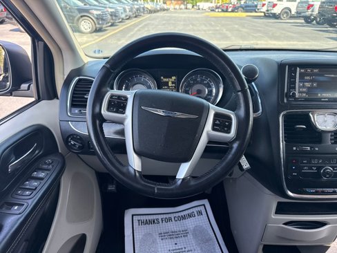 Used 2014 Chrysler Town & Country Touring image 20