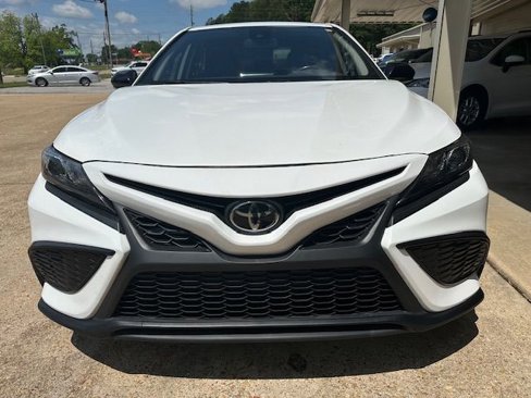 Used 2021 Toyota Camry SE w/ Convenience Package image 4