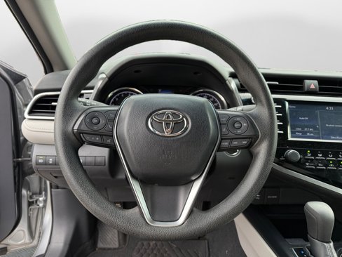 Used 2018 Toyota Camry LE image 12