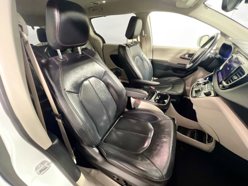 Used 2018 Chrysler Pacifica Touring-L w/ Advanced Safetytec Group image 31