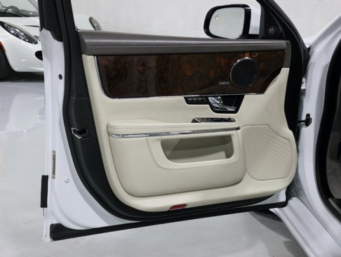 Used 2013 Jaguar XJ image 65