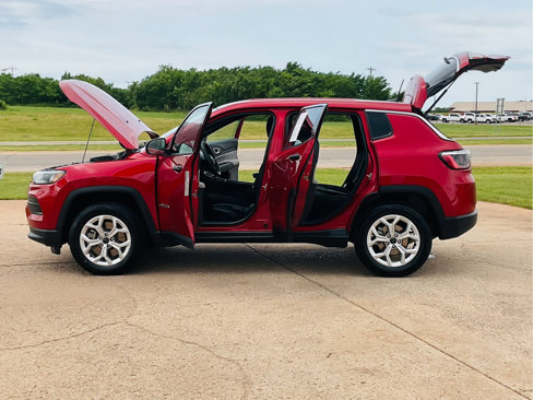 Used 2025 Jeep Compass Sport image 30