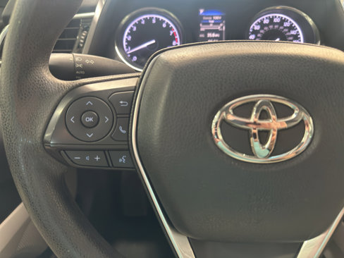 Used 2018 Toyota Camry LE image 19