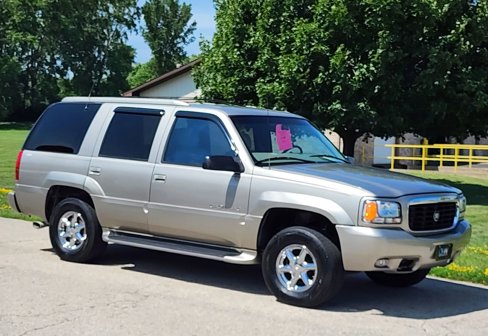 Used 2000 Cadillac Escalade 4WD image 2
