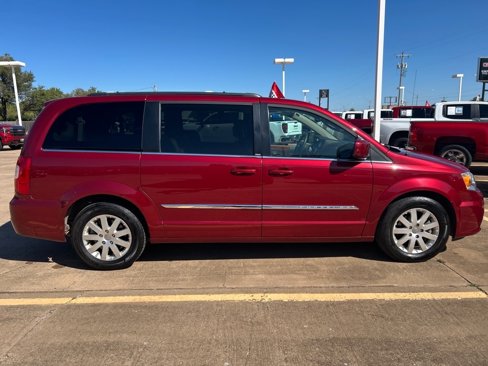 Used 2013 Chrysler Town & Country Touring image 4
