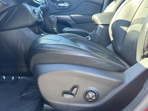 Used 2019 Jeep Cherokee Limited image 12