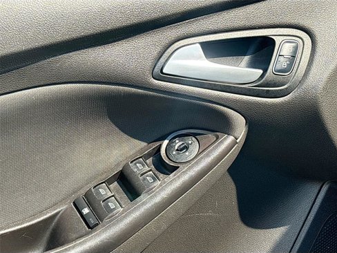 Used 2018 Ford Focus SE w/ SE Appearance Package image 18