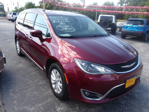 Used 2017 Chrysler Pacifica Touring-L image 1