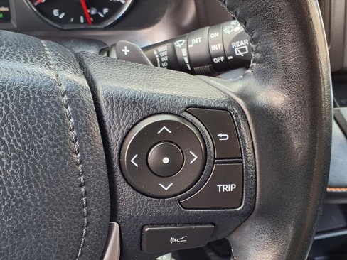 Used 2018 Toyota RAV4 SE image 24