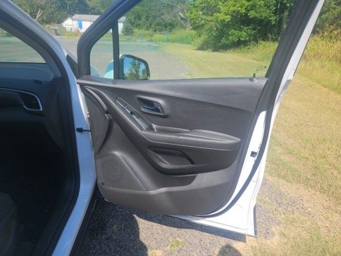 Used 2019 Chevrolet Trax LS w/ Tint and Cruise Package image 10
