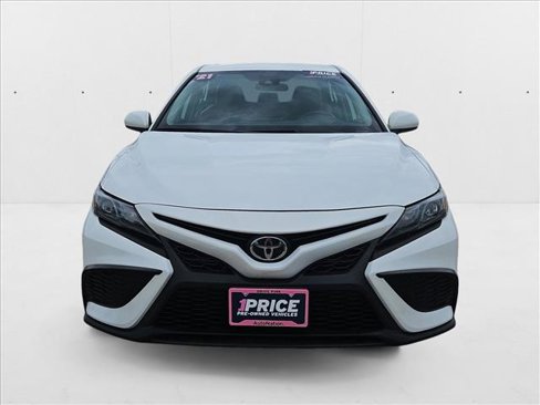 Used 2021 Toyota Camry SE image 2