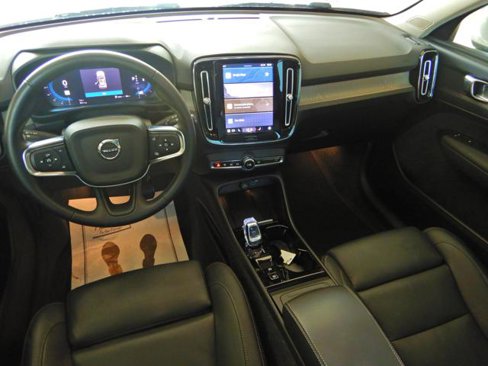 Used 2025 Volvo XC40 B5 Plus image 2