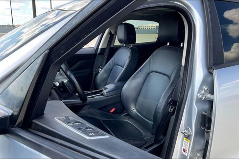 Used 2018 Jaguar F-PACE Premium image 9