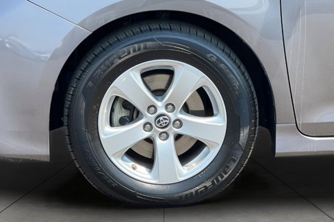 Used 2018 Toyota Sienna LE image 32