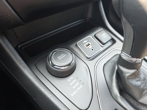 Used 2019 Jeep Cherokee Latitude Plus w/ Comfort/Convenience Group image 29