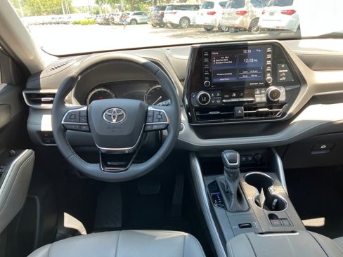 Used 2020 Toyota Highlander XLE image 2
