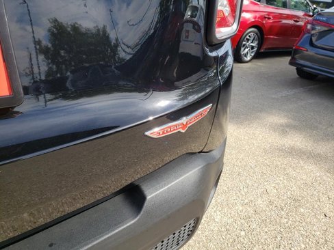 Used 2017 Jeep Renegade Trailhawk w/ Premium Trailhawk Package image 13