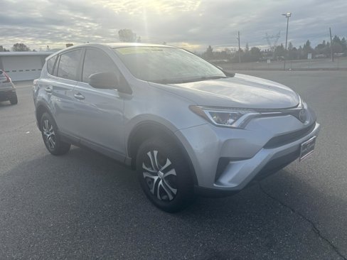 Used 2018 Toyota RAV4 LE image 3