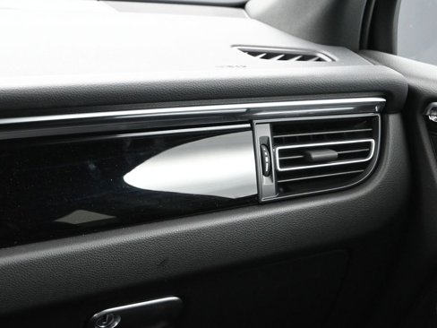 Used 2025 Porsche Macan image 22