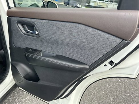 Used 2023 Nissan Rogue SV image 33