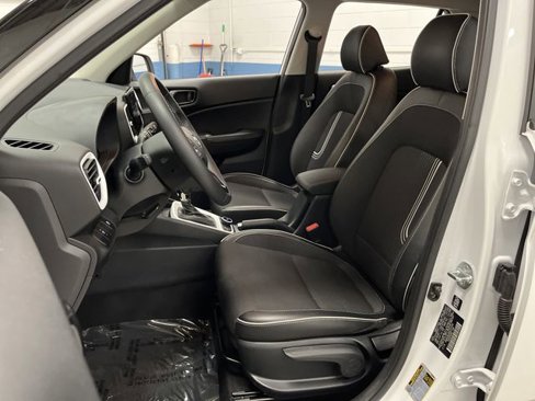 Used 2023 Hyundai Venue Limited image 4