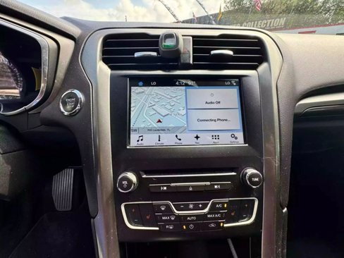 Used 2017 Ford Fusion SE w/ Fusion SE Technology Package image 22