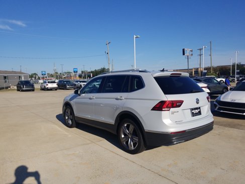 Used 2018 Volkswagen Tiguan SEL Premium image 4