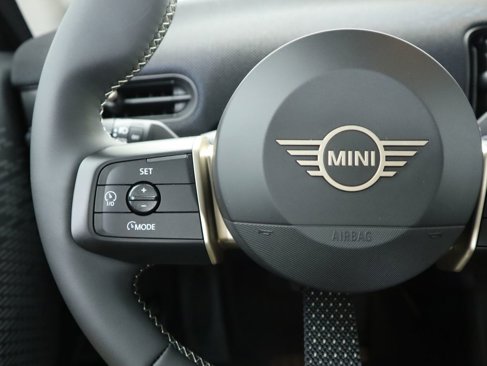 Used 2025 MINI Cooper 2-Door Hardtop image 13