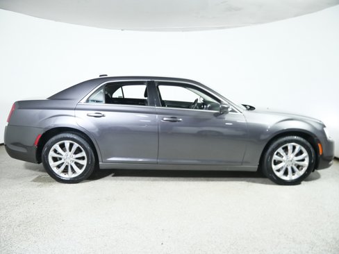 Used 2018 Chrysler 300 Touring image 8