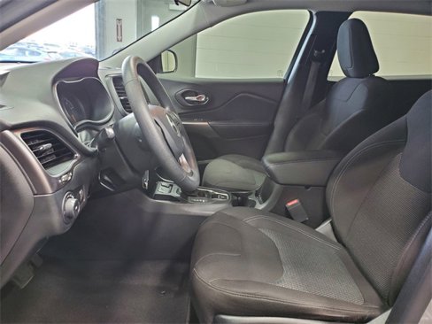 Used 2019 Jeep Cherokee Latitude w/ Popular Appearance Group image 11