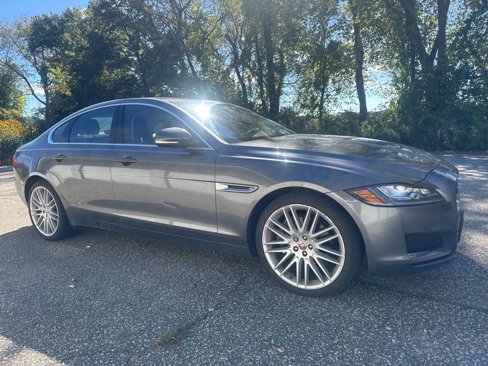 Used 2017 Jaguar XF Prestige image 2