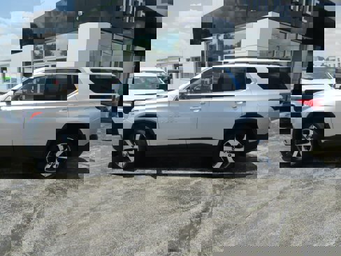 Used 2019 Chevrolet Traverse LT w/ LT Premium Package image 3