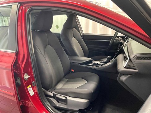 Used 2018 Toyota Camry LE image 11