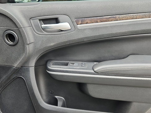 Used 2019 Chrysler 300 Limited image 8