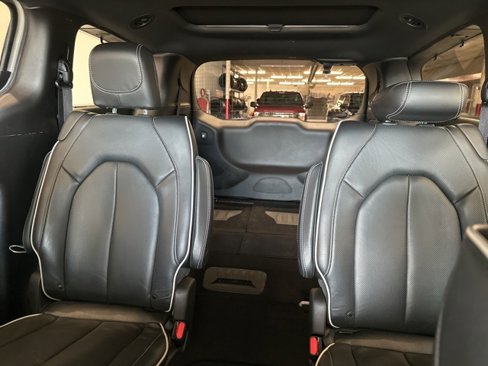 Used 2020 Chrysler Pacifica Limited image 21