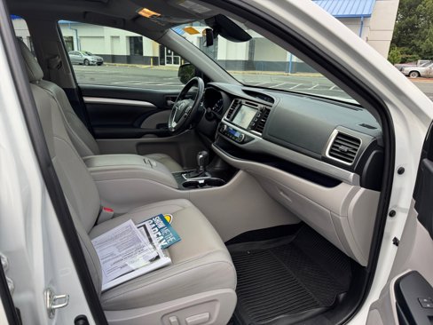 Used 2019 Toyota Highlander XLE image 32