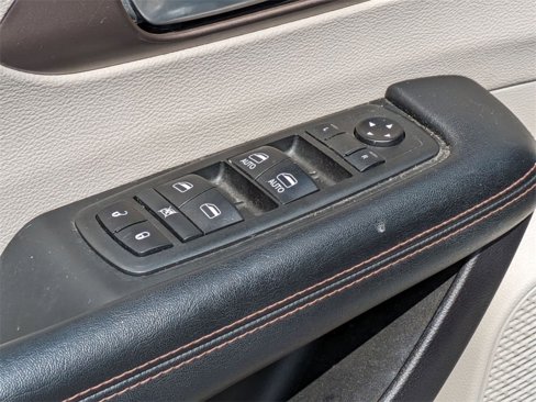 Used 2019 Chrysler Pacifica Touring-L image 15
