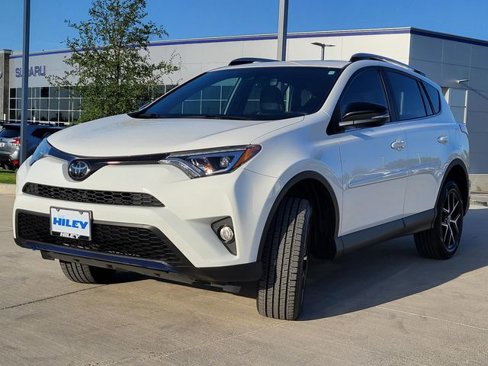 Used 2018 Toyota RAV4 SE image 2