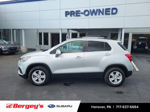 Used 2020 Chevrolet Trax LT w/ LT Convenience Package image 2