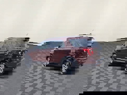 Used 2018 Ford Explorer XLT w/ Equipment Group 202A image 6